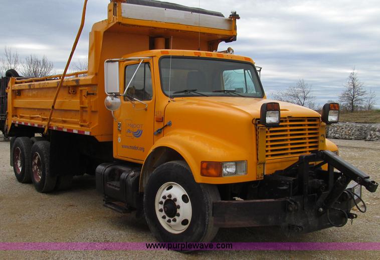 image for item E3900 1999 International 4900 dump truck