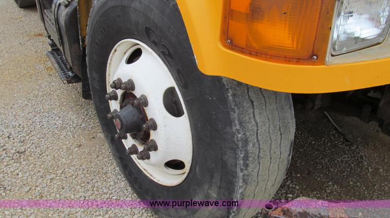 image for item E3900 1999 International 4900 dump truck