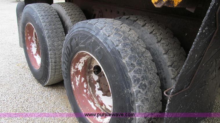 image for item E3900 1999 International 4900 dump truck