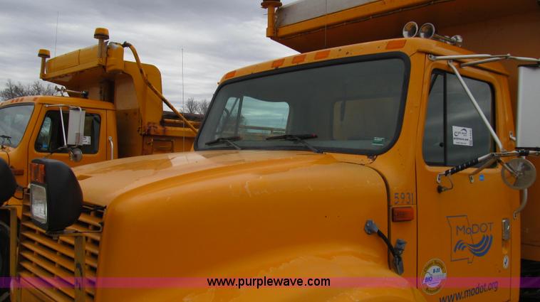 image for item E3900 1999 International 4900 dump truck