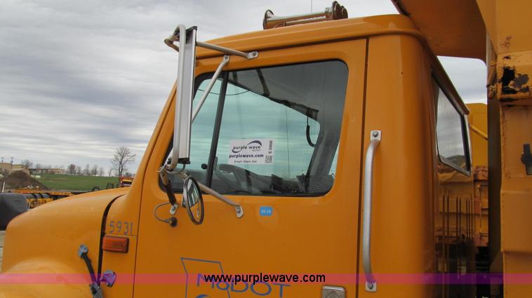 image for item E3900 1999 International 4900 dump truck