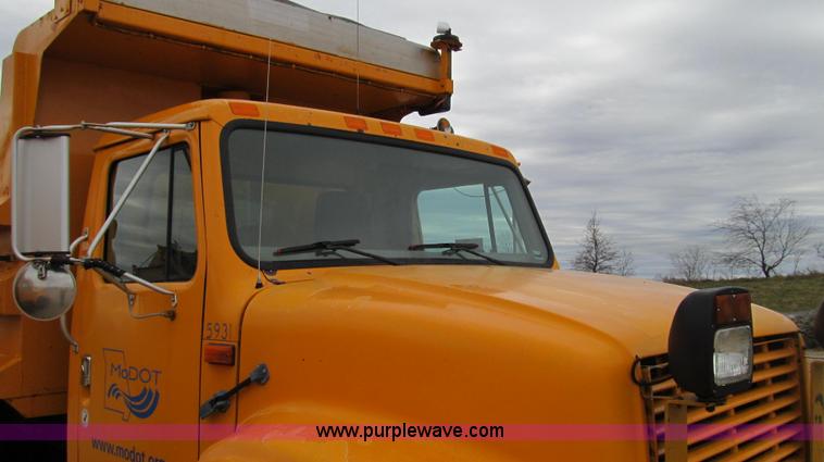 image for item E3900 1999 International 4900 dump truck