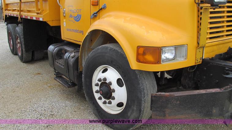 image for item E3900 1999 International 4900 dump truck