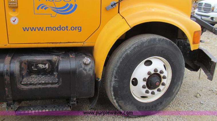 image for item E3900 1999 International 4900 dump truck