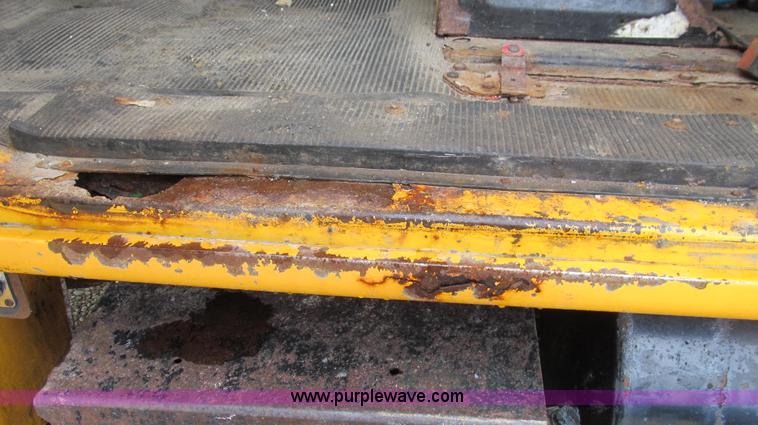 image for item E3900 1999 International 4900 dump truck