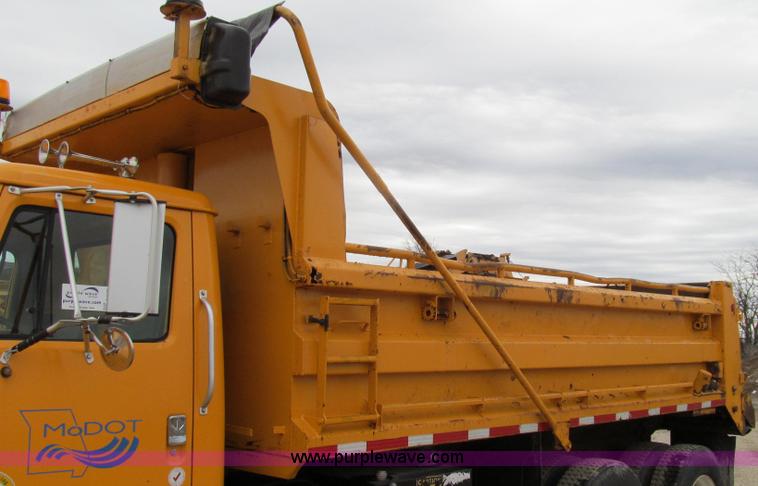 image for item E3900 1999 International 4900 dump truck