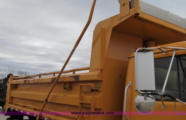 image for item E3900 1999 International 4900 dump truck