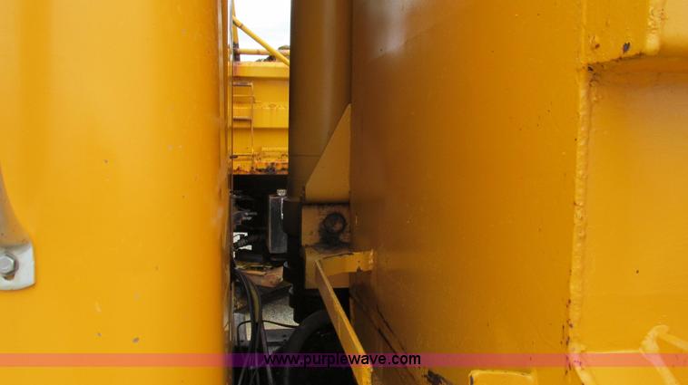 image for item E3900 1999 International 4900 dump truck