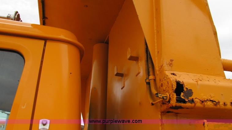 image for item E3900 1999 International 4900 dump truck