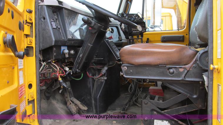 image for item E3900 1999 International 4900 dump truck