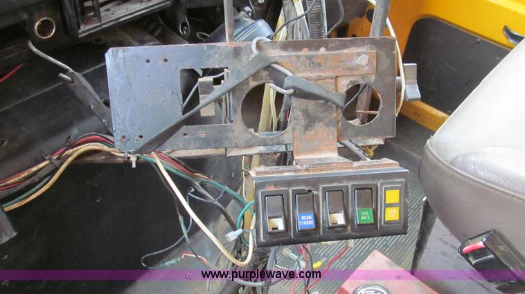 image for item E3900 1999 International 4900 dump truck