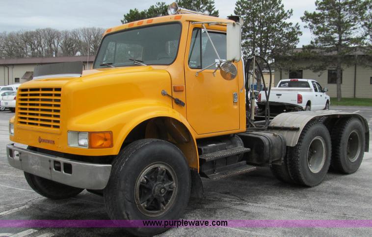 image for item E3901 1991 International 4900 semi truck