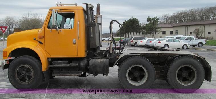 image for item E3901 1991 International 4900 semi truck