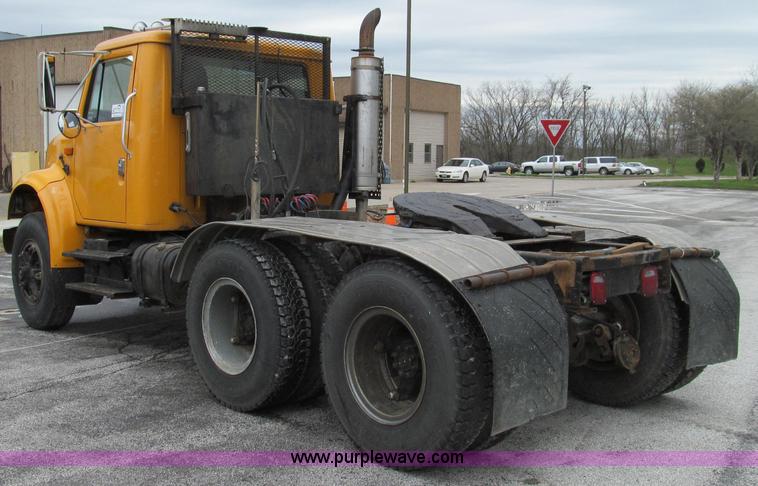 image for item E3901 1991 International 4900 semi truck