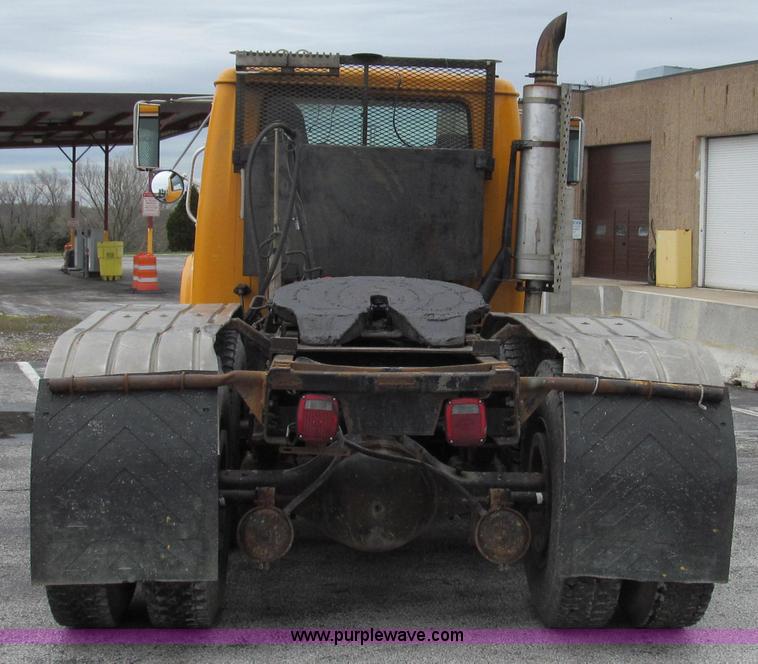 image for item E3901 1991 International 4900 semi truck