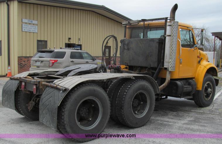 image for item E3901 1991 International 4900 semi truck