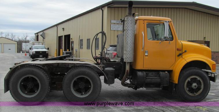 image for item E3901 1991 International 4900 semi truck