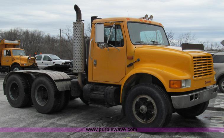 image for item E3901 1991 International 4900 semi truck