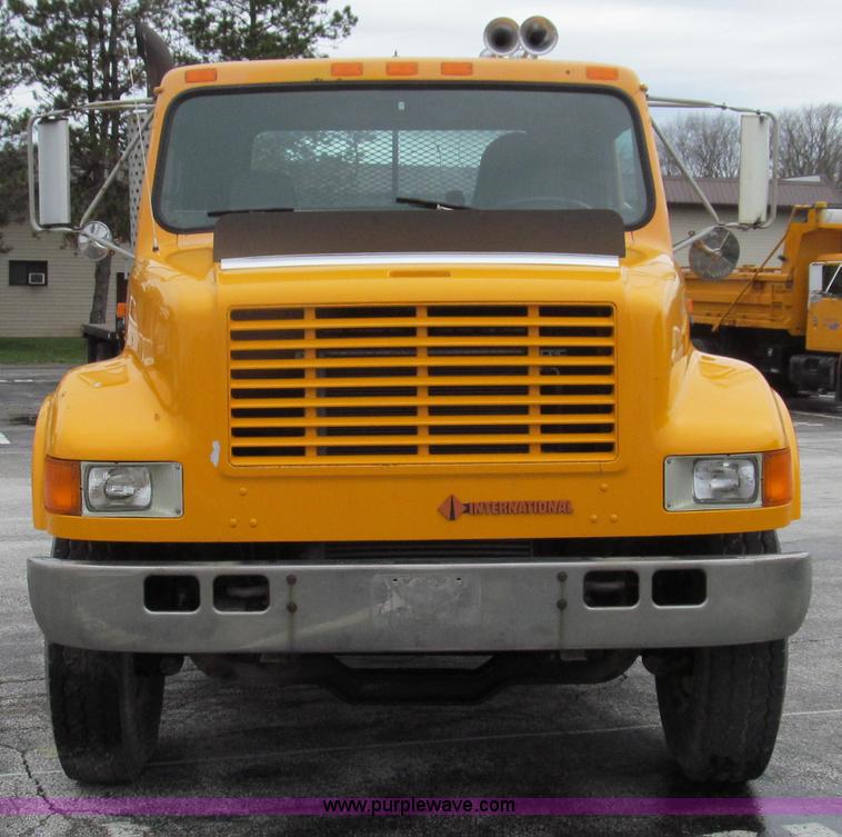 image for item E3901 1991 International 4900 semi truck