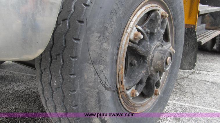 image for item E3901 1991 International 4900 semi truck