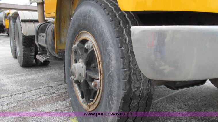 image for item E3901 1991 International 4900 semi truck