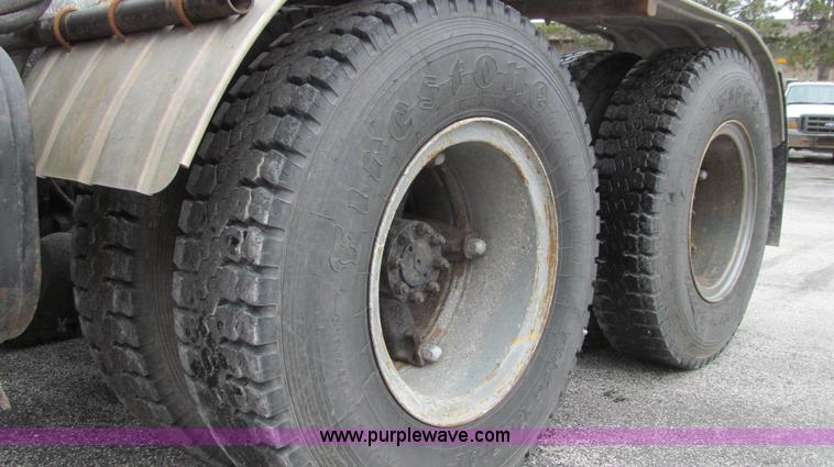 image for item E3901 1991 International 4900 semi truck