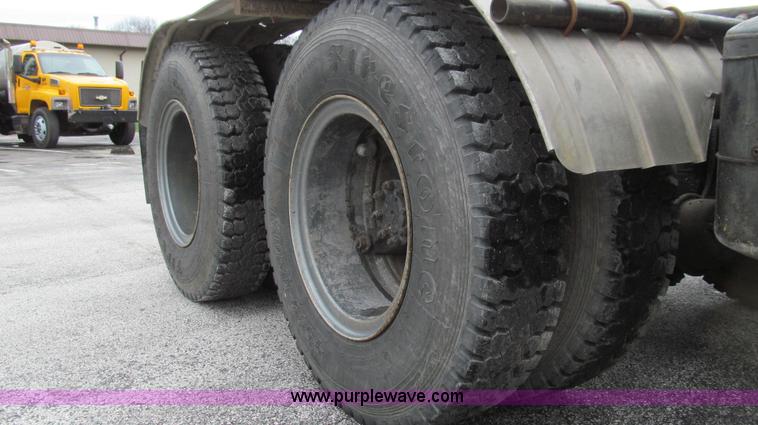 image for item E3901 1991 International 4900 semi truck