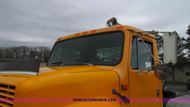 image for item E3901 1991 International 4900 semi truck