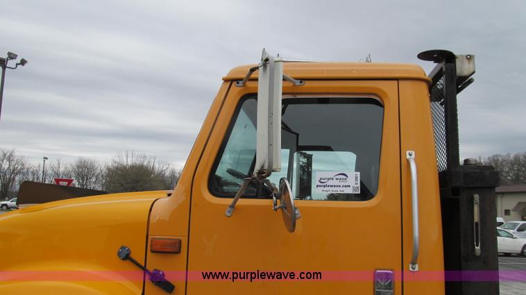 image for item E3901 1991 International 4900 semi truck