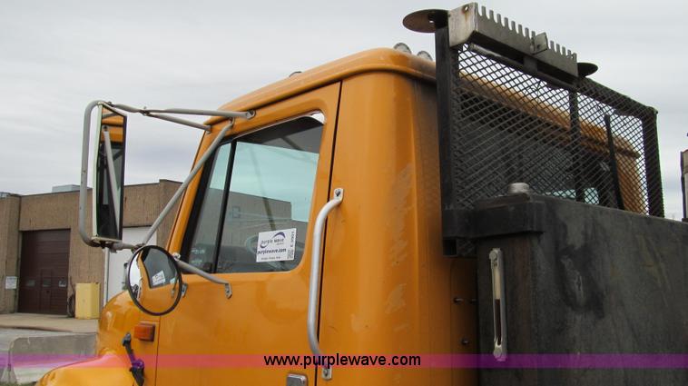 image for item E3901 1991 International 4900 semi truck