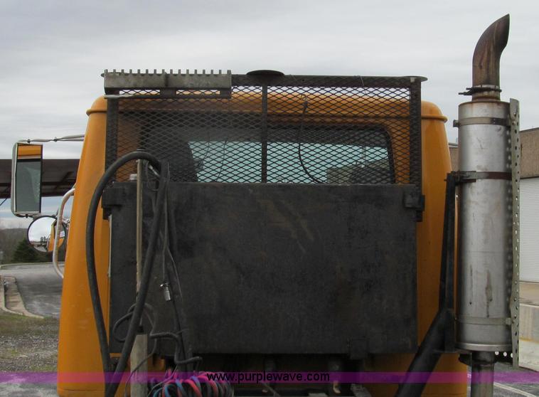 image for item E3901 1991 International 4900 semi truck