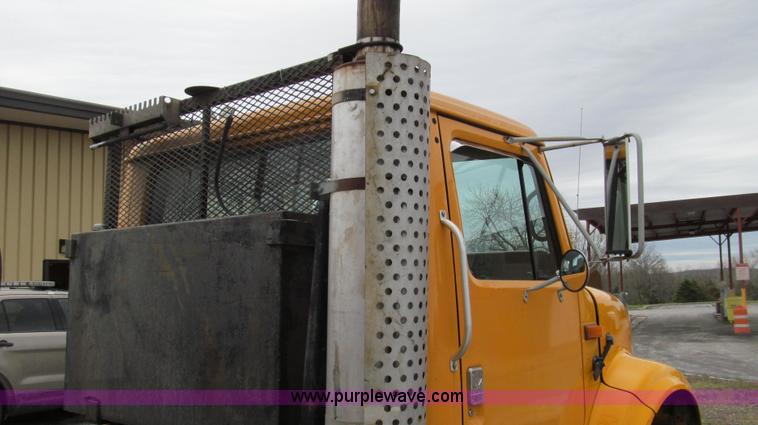 image for item E3901 1991 International 4900 semi truck