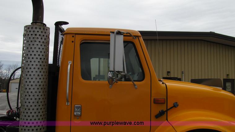 image for item E3901 1991 International 4900 semi truck