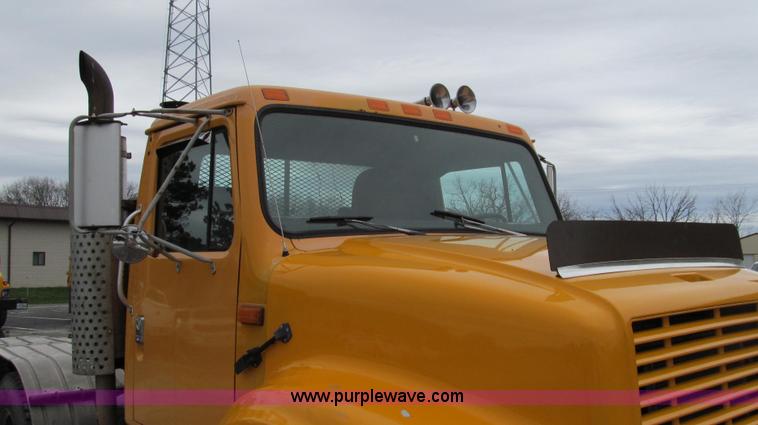 image for item E3901 1991 International 4900 semi truck