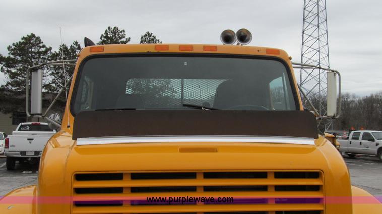 image for item E3901 1991 International 4900 semi truck
