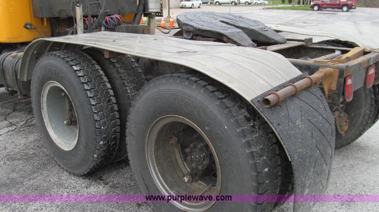 image for item E3901 1991 International 4900 semi truck