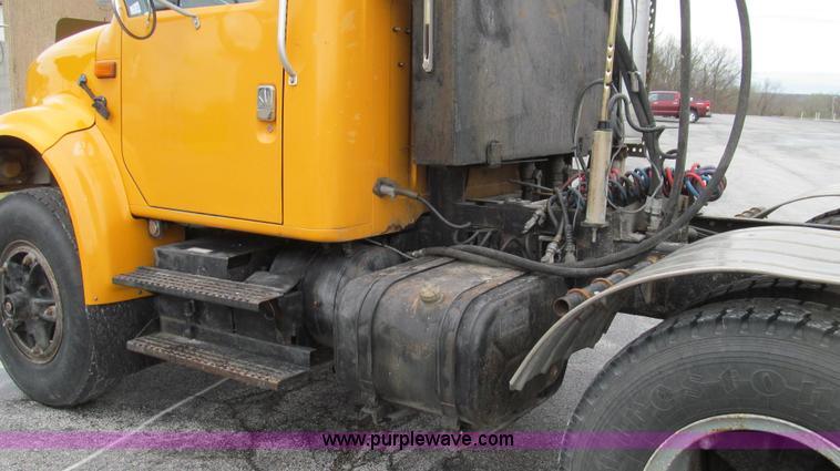 image for item E3901 1991 International 4900 semi truck