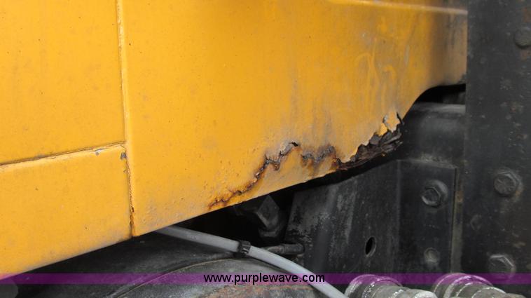 image for item E3901 1991 International 4900 semi truck