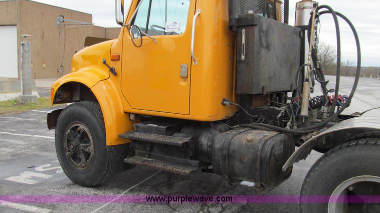 image for item E3901 1991 International 4900 semi truck