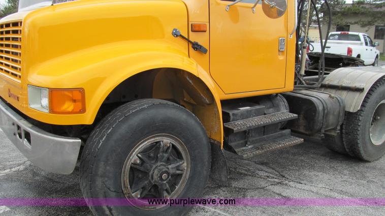 image for item E3901 1991 International 4900 semi truck