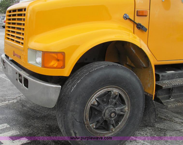 image for item E3901 1991 International 4900 semi truck