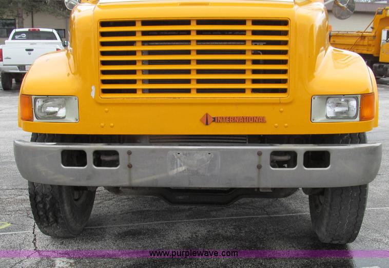 image for item E3901 1991 International 4900 semi truck