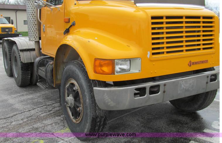 image for item E3901 1991 International 4900 semi truck
