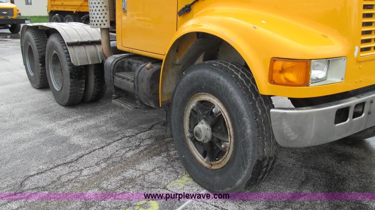 image for item E3901 1991 International 4900 semi truck