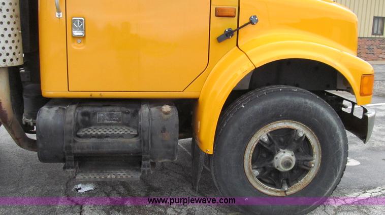 image for item E3901 1991 International 4900 semi truck