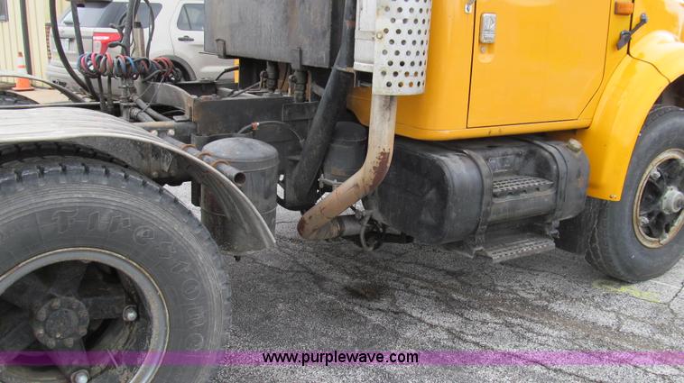 image for item E3901 1991 International 4900 semi truck