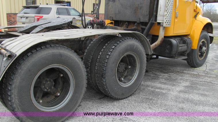 image for item E3901 1991 International 4900 semi truck