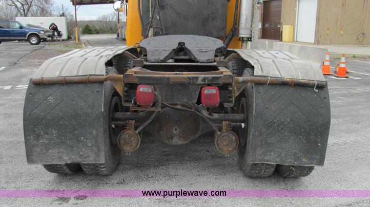 image for item E3901 1991 International 4900 semi truck