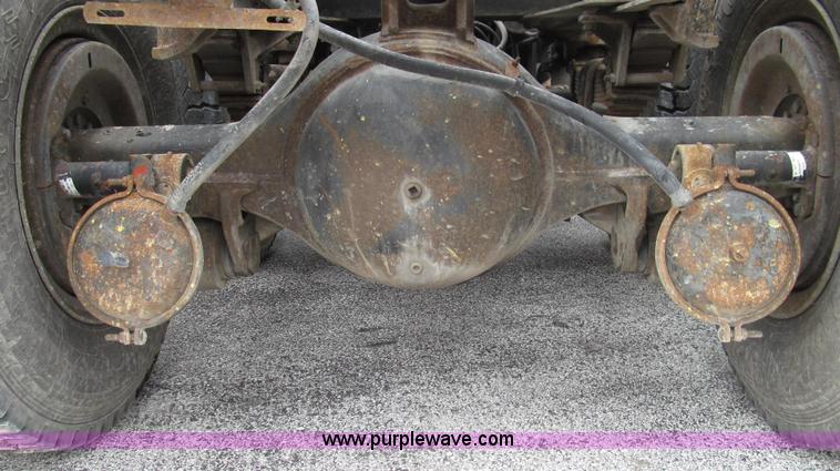 image for item E3901 1991 International 4900 semi truck