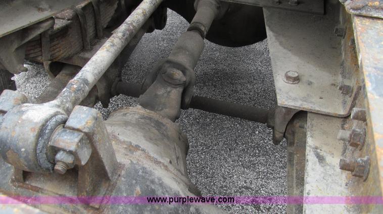 image for item E3901 1991 International 4900 semi truck